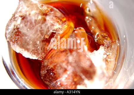 Image libre de photographie de l'esprit en verre avec de la glace sur les rochers, sur une journée ensoleillée avec un style de se sentir dans un restaurant de Londres Banque D'Images