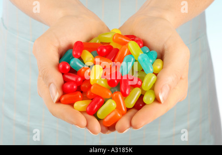 WOMAN HOLDING Jelly Beans Banque D'Images