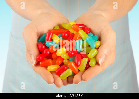 WOMAN HOLDING Jelly Beans Banque D'Images