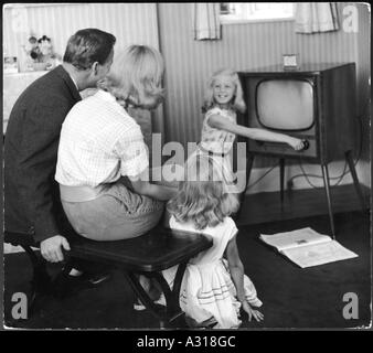 Regarder la télévision en famille 1950 Banque D'Images