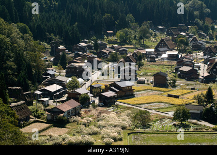 Vue aérienne de Shirakawa-go (ajouté à la Liste du patrimoine mondial en 1995). La préfecture de Gifu. Le Japon Banque D'Images