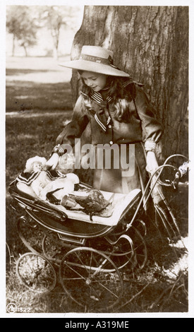 Fille de marin avec la PRAM Banque D'Images