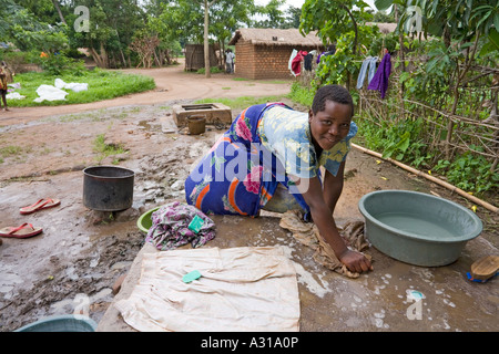 Le lavage des vêtements dans Mombala (Mambala) village du Malawi, Afrique du Sud Banque D'Images