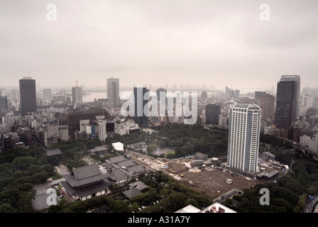 Vue du sud de l'est côté à partir de la Tour de Tokyo : Temple Zojoji en bas à gauche, la baie de Tokyo et le quartier d'Odaiba sur l'arrière. Tokyo. Le Japon Banque D'Images