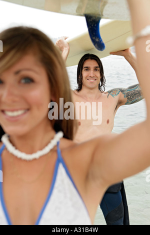 Vue d'un couple carrying surfboards. Banque D'Images