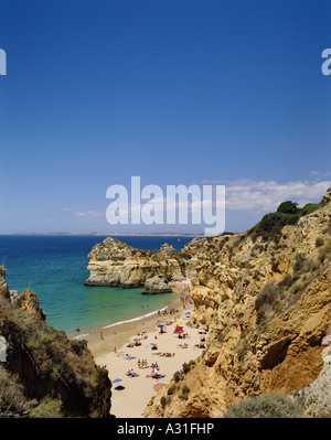 Le Portugal l'Algarve Alvor Praia dos Tres Irmaos, plage et falaises en été Banque D'Images