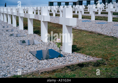 Soldat britannique promenades à travers le cimetière militaire de l'Argentine à Darwin, East Falkland, îles Falkland, l'Atlantique Sud Banque D'Images