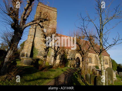 L'église St Mary Speldhurst en hiver et la brique allée bordée de tilleuls menant à la porte Banque D'Images