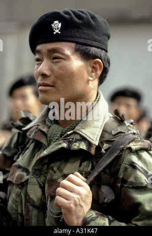 Soldat gurkha pour laisser les Malouines sur le QE2 en 1982 Banque D'Images