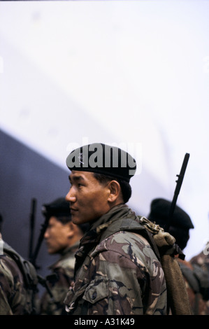 Soldats gurkha pour laisser les Malouines sur le QE2 en 1982 Banque D'Images