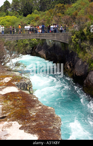 Les touristes à regarder la puissance de l'Huka Falls près de Taupo sur l'Île du Nord, Nouvelle-Zélande. Banque D'Images