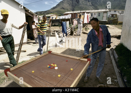 Microcosme de l'apartheid en Afrique du Sud kleinmond quelques jeunes hommes noirs jouant aux échecs extérieure dans un voisinage local extérieur abris 1988 Banque D'Images