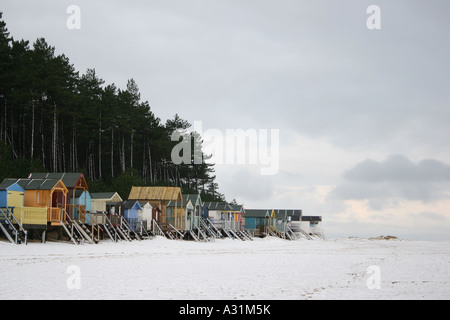 Neige sur cabines de plage. Wells-next-the-Sea, dans le Norfolk. Banque D'Images