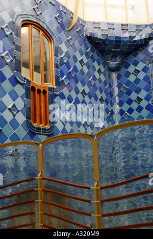 Détail de carreaux et windows dans le centre de l'escalier de la Casa Batllo, Barcelone Banque D'Images