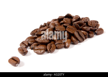 Les grains de café sur fond blanc Banque D'Images