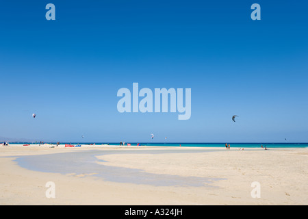 Le kitesurf sur la plage de Playa Barca, Costa Calma, Fuerteventura, Îles Canaries, Espagne Banque D'Images