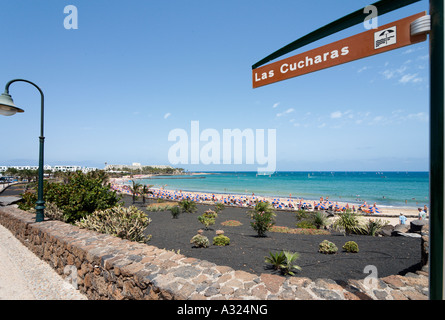 Promenade et plage de Playa de las Cucharas à Costa Teguise, Lanzarote, îles Canaries, Espagne Banque D'Images