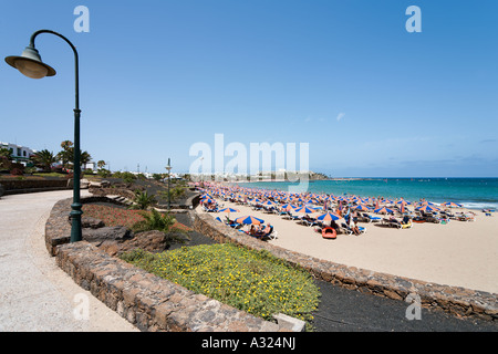 Promenade et de la plage Playa de las Cucharas, Costa Teguise, Lanzarote, îles Canaries, Espagne Banque D'Images