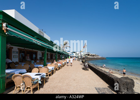 Promenade et restaurant en bord de mer dans le centre de la station balnéaire, Playa Blanca, Lanzarote, îles Canaries, Espagne Banque D'Images