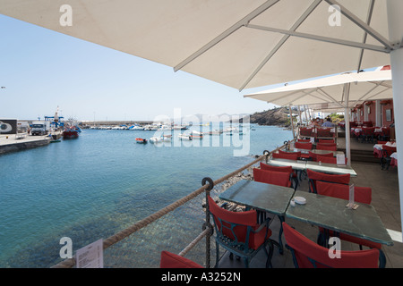 Restaurant en bord de mer dans la vieille ville, le port de El Varadero, Puerto del Carmen, Lanzarote, îles Canaries, Espagne Banque D'Images