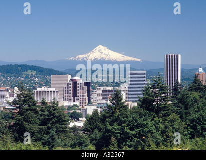 Vue de la ville de Portland (Oregon) avec un sommet enneigé Mount Hood à la hausse dans l'arrière-plan sur un ciel bleu clair Banque D'Images