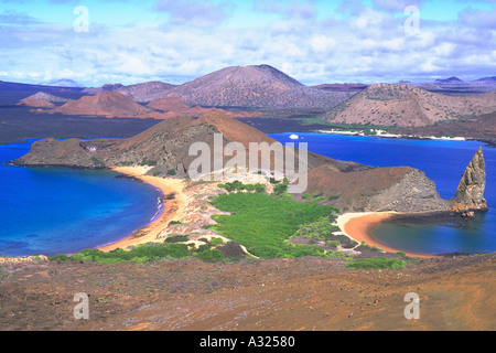 Voir d'eau bleue entourant Pinnacle Rock un rocher volcanique sur l'île de Bartolome Equateur Galapagos Banque D'Images