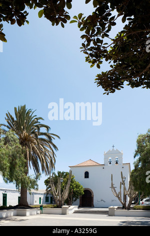 Iglesia de Nuestra Señora de la Caridad dans la place principale, Yaiza, Lanzarote, îles Canaries, Espagne Banque D'Images