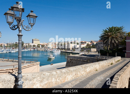 Harbour et les murs de la vieille ville, Alghero, Sardaigne, Italie Banque D'Images
