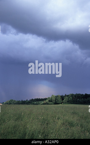 Paysage de campagne avant d'orage en Lettonie Kurzeme Banque D'Images