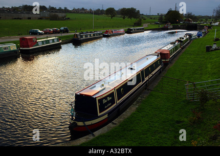 Dans la lumière du soir Narrowboats amarré dans la ligne de l'Aire et Calder West Yorkshire Navigation Banque D'Images