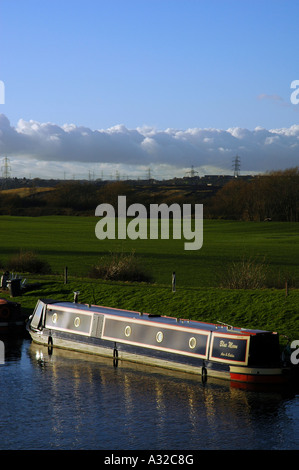 15-04 amarré en ligne sur l'aire et la navigation Calder, West Yorkshire Banque D'Images