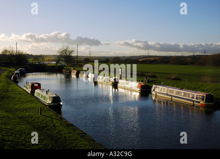 Narrowboats amarré dans la ligne de l'aire et la navigation Calder, West Yorkshire Banque D'Images