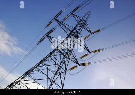 Pylône de l'électricité vue à un angle dynamique set against a blue sky Anglais Banque D'Images