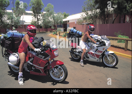 Deux touristes de motocyclette à Uluru Banque D'Images