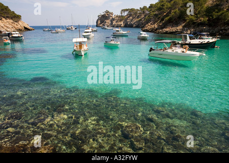 Bateaux ancrés dans la baie de Cala Murta, sur l'île de Majorque Banque D'Images