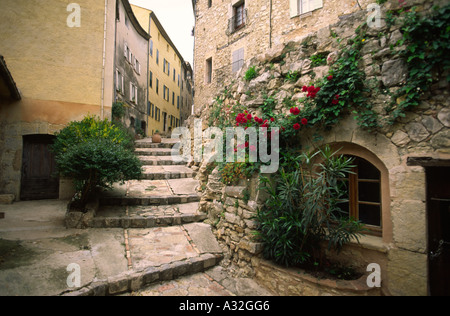 Étapes menant entre les bâtiments à Châteauneuf près de Grasse en Provence France Banque D'Images