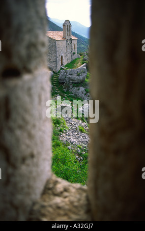 Regardant à travers la fente d'une fenêtre à l'Eglise St Etienne chapelle à Greulieres vieux village abandonné en Provence France Banque D'Images