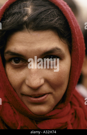 Yportrait de jeune femme portant un foulard rouge Banque D'Images