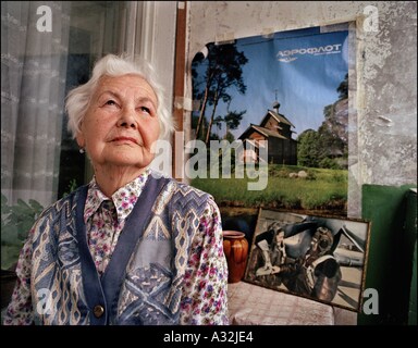 'Staline' du pèlerin. Galina Burdina, pilote de chasse pendant la seconde guerre mondiale contre la Luftwaffe, dans sa maison à Riga, Lettonie. Banque D'Images