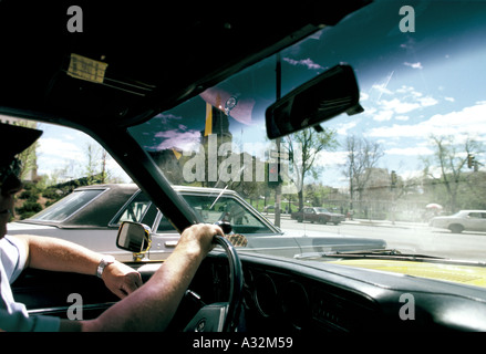 L'homme à la roue de la voiture sur l'autoroute du Texas, USA Banque D'Images