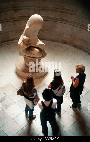 Affichage des touristes les "Henry Moore et de l'enfant", la Cathédrale St Paul, Londres, Royaume-Uni Banque D'Images