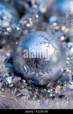 Boules d'argent et de guirlandes Banque D'Images