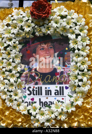 Le 31 août 2003 des milliers de personnes se sont réunies aux portes de Kensington Palace à Londres pour commémorer l'anniversaire de la mort de lady Diana Princesse de Galles qui est mort le même jour en 1997 avec son petit ami ehmad Dodi Al Fayed dans un accident de voiture à paris Banque D'Images