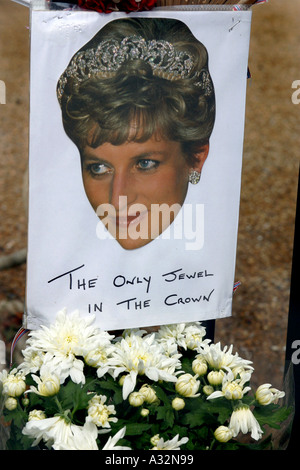 Le 31 août 2003 des milliers de personnes se sont réunies aux portes de Kensington Palace à Londres pour commémorer l'anniversaire de la mort de lady Diana Princesse de Galles qui est mort le même jour en 1997 avec son petit ami ehmad Dodi Al Fayed dans un accident de voiture à paris Banque D'Images