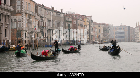 Gondoles sur le Grand Canal, Venise, Italie Banque D'Images
