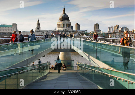 Les personnes qui traversent le pont du millénaire vers la cathédrale St Paul Banque D'Images