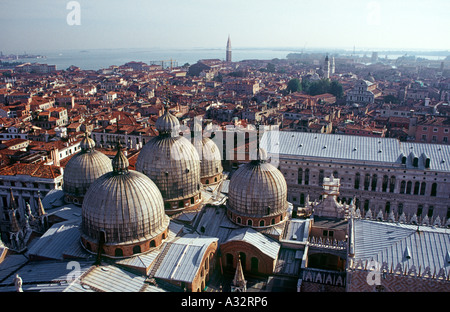 Vue sur la basilique du Campanile Venise Italie Banque D'Images