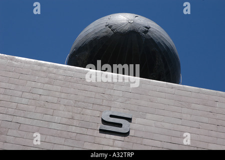 Grand Globe en laiton sur le dessus du Monument Mitad del Mundo (le Milieu du Monde) sur la ligne de l'Équateur près de Quito, Équateur Banque D'Images