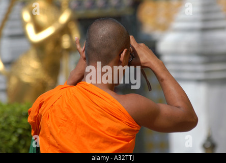 Le moine bouddhiste de prendre une photo dans le Palais Royal à Bangkok, Thaïlande Banque D'Images