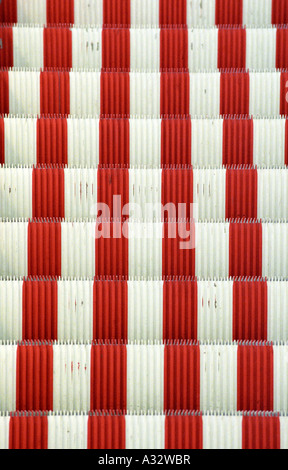 Un escalator peint en rouge et blanc à la Foire du livre de Leipzig, Allemagne Banque D'Images